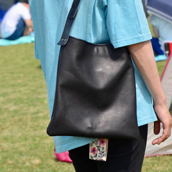 シンプルな本革シボ加工レザーワンショルダーバッグ A6サイズやペット