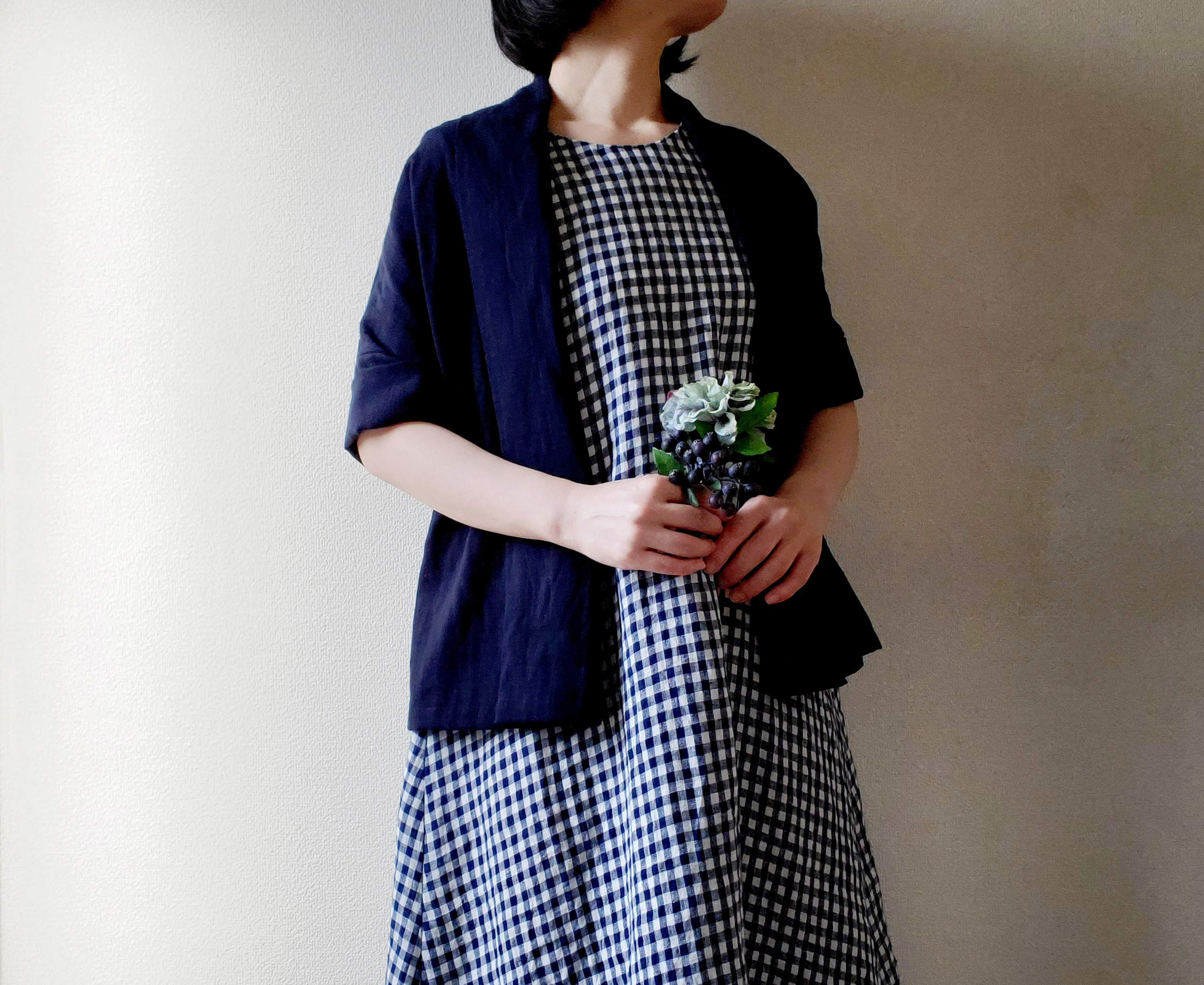 日よけ冷房対策に♪　さりげなく大人の気品を纏う　 ダブルガーゼカーディガン　五分丈　ふわりと軽い着心地♡　濃藍