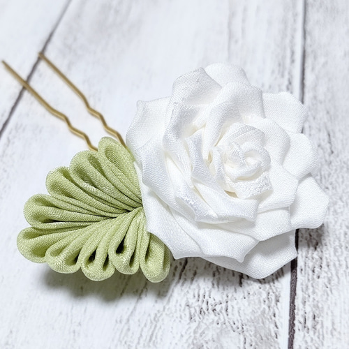つまみ細工 薔薇の髪飾り 小さいかんざし【全3色】白・淡黄 つまみ細工 薔薇の髪飾り 小さいかんざし【全3色】白・淡黄