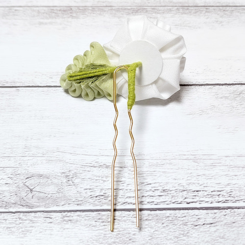 つまみ細工 薔薇の髪飾り 小さいかんざし【全3色】白・淡黄 つまみ細工 薔薇の髪飾り 小さいかんざし【全3色】白・淡黄