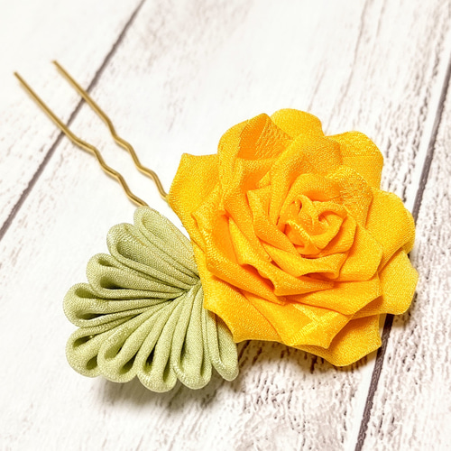つまみ細工 薔薇の髪飾り 小さいかんざし【全3色】白・淡黄 つまみ細工 薔薇の髪飾り 小さいかんざし【全3色】白・淡黄
