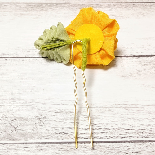 つまみ細工 薔薇の髪飾り 小さいかんざし【全3色】白・淡黄 つまみ細工 薔薇の髪飾り 小さいかんざし【全3色】白・淡黄