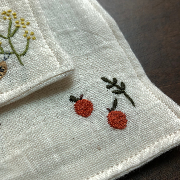 手刺繍ダブルガーゼハンカチ 8枚目の画像