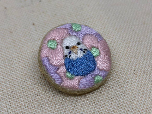 セキセイインコの刺繍ミニブローチ 2枚目の画像