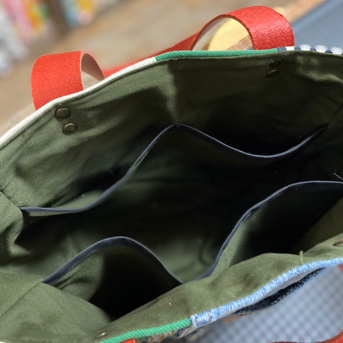 デニムと革のトートバッグ：デニムリメイク×本革持ち手レッド【スマホ