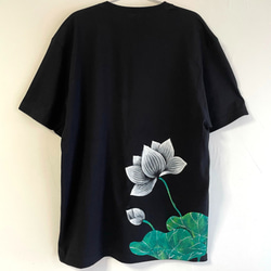 白蓮柄手描きTシャツ ブラック　手描きで描いた白い蓮の花柄Tシャツ 3枚目の画像