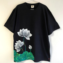 白蓮柄手描きTシャツ ブラック　手描きで描いた白い蓮の花柄Tシャツ 1枚目の画像