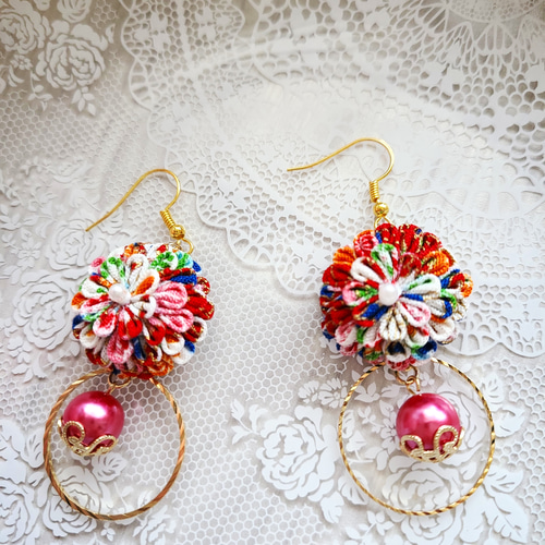幸せつなぎ つまみ細工 白和柄 ピアス・イヤリング ピアス 幸せつなぎ つまみ細工 白和柄 ピアス・イヤリング ピアス