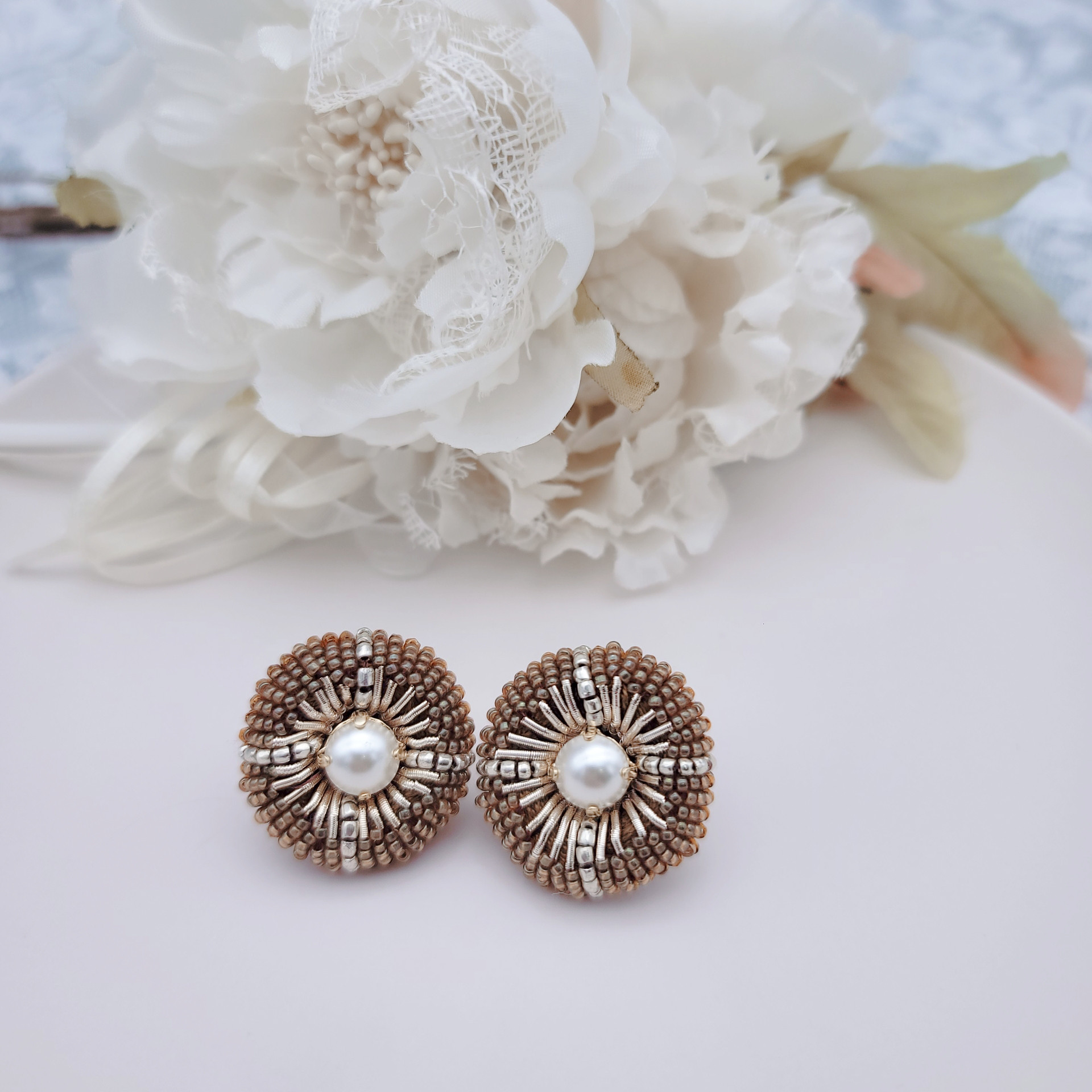 【pierce/earring】クールな丸ピアス/イヤリング[マスタードイエロー][オートクチュール刺繍]