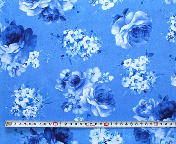 カットクロス Timeless Treasures Bluebird Medium Flowers Blue 4枚目の画像