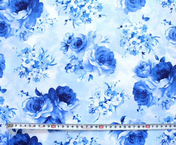 カットクロス Timeless Treasures Bluebird Medium Flowers Sky Blue 3枚目の画像