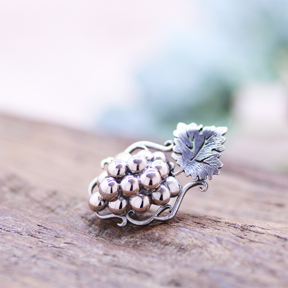 葡萄のシルバーブローチ（ピンバッジ）