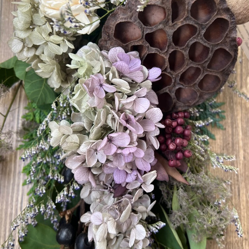 感謝価格‼️ユーカリ＆秋色紫陽花　ナチュラルドライフラワースワッグ　赤いリボン付き 感謝価格‼️ユーカリ＆秋色紫陽花 ナチュラルドライフラワースワッグ