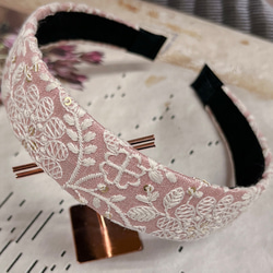 ホワイトフラワーシリーズ ♡インド刺繍リボンのカチューシャ♡太幅ピンク♡ 1枚目の画像