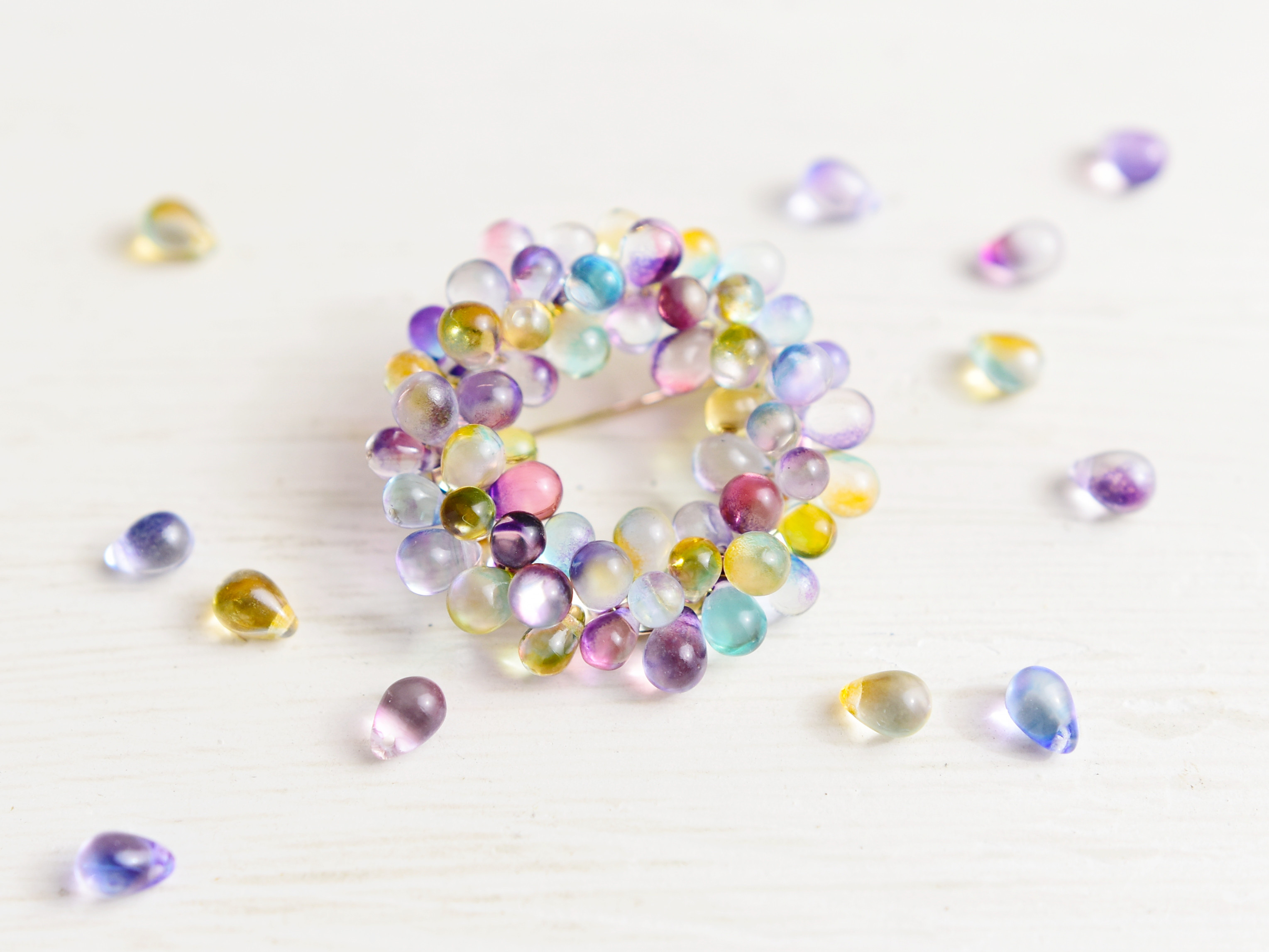 【ブローチ・Sサイズ】淡い虹色花火　カラフル　ガラス　透明感　虹　レインボー・特集掲載／日本の夏2025　旅気分2025