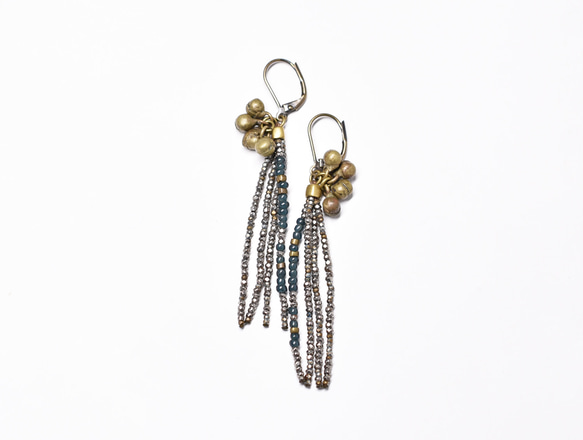 法國古董切割鋼和金屬珠，鋼藍珠，民族鈴鐺 4 排耳環 第3張的照片