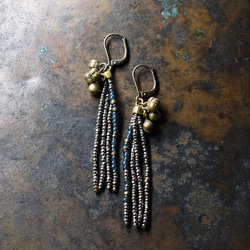 法國古董切割鋼和金屬珠，鋼藍珠，民族鈴鐺 4 排耳環 第2張的照片