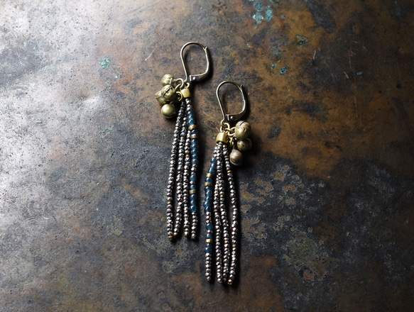 法國古董切割鋼和金屬珠，鋼藍珠，民族鈴鐺 4 排耳環 第2張的照片