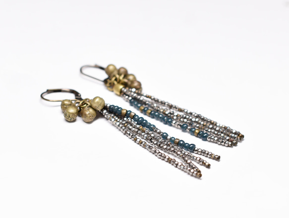 法國古董切割鋼和金屬珠，鋼藍珠，民族鈴鐺 4 排耳環 第4張的照片