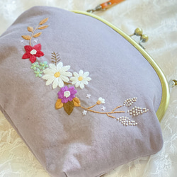 《即納》お花畑のショルダーバッグ（ブラウン）　～手刺繍のがま口バッグ～ 2枚目の画像