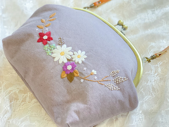 《即納》お花畑のショルダーバッグ（ブラウン）　～手刺繍のがま口バッグ～ 2枚目の画像