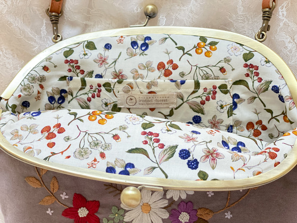 《即納》お花畑のショルダーバッグ（ブラウン）　～手刺繍のがま口バッグ～ 3枚目の画像