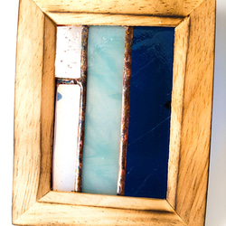 ステンドグラス　アンティーク調　木製の壁掛け額縁つき　シックなブルー系 2枚目の画像