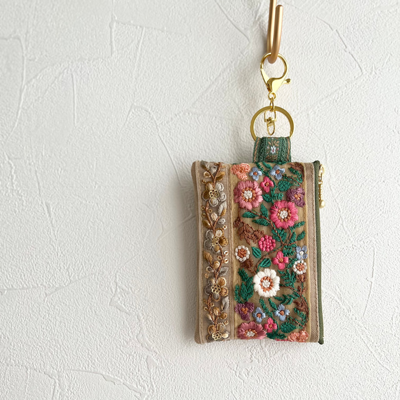 カントリーテイストのお花柄/インド刺繍×帆布キーホルダー付きフラットポーチ/マルチケース 3枚目の画像