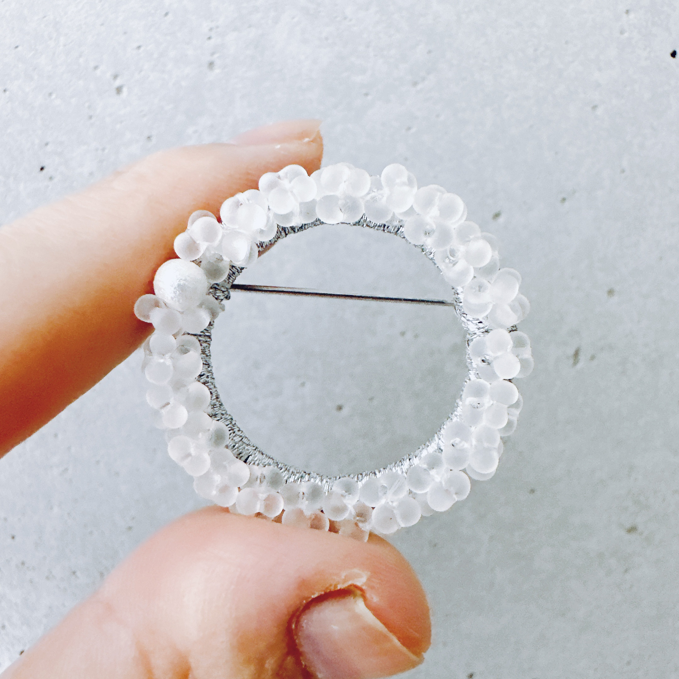 つぶつぶガラスビーズ刺繍と一粒コットンパールシンプルフープブローチ【受注製作】#1