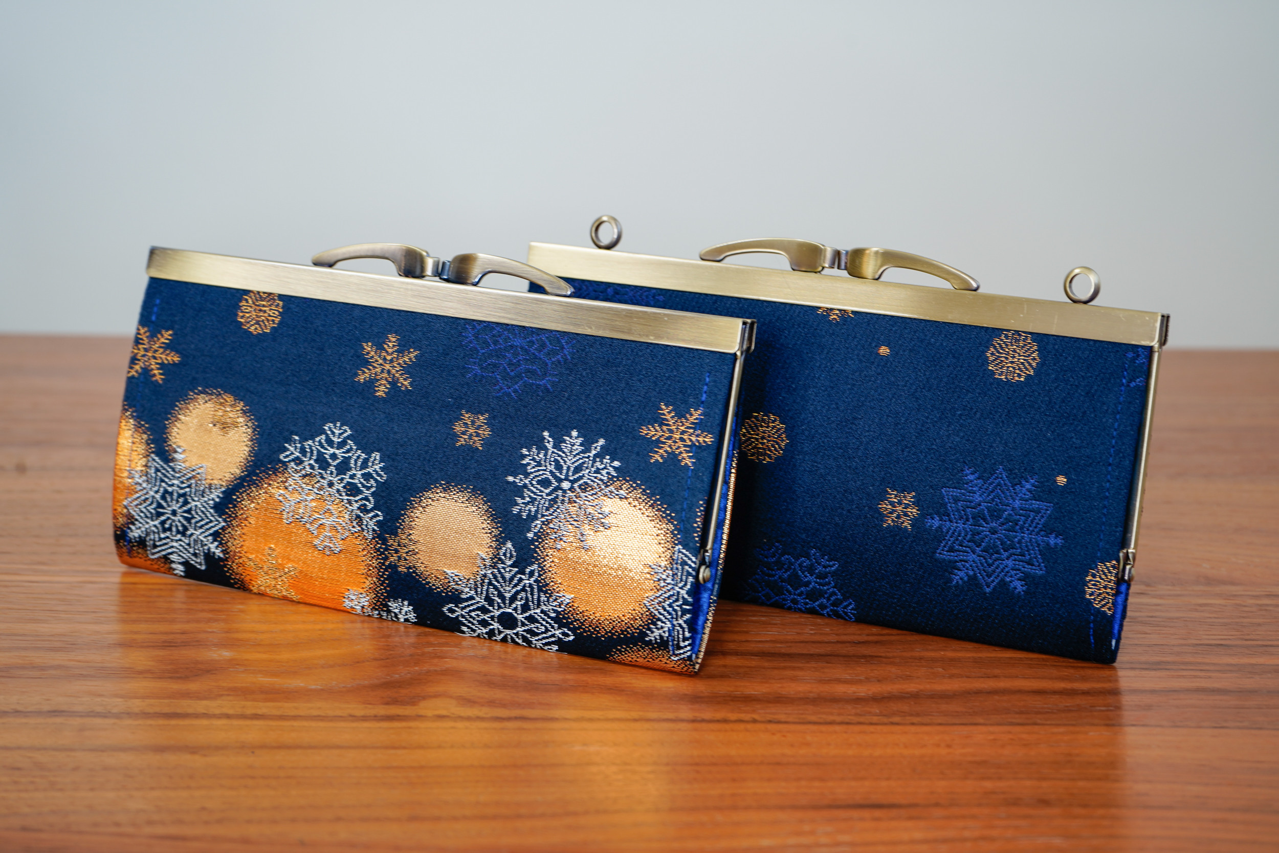 豪華な雪の結晶の金襴織物で薄型長財布＊輝く夜空の星に舞う雪＊ネイビーブルー・濃紺