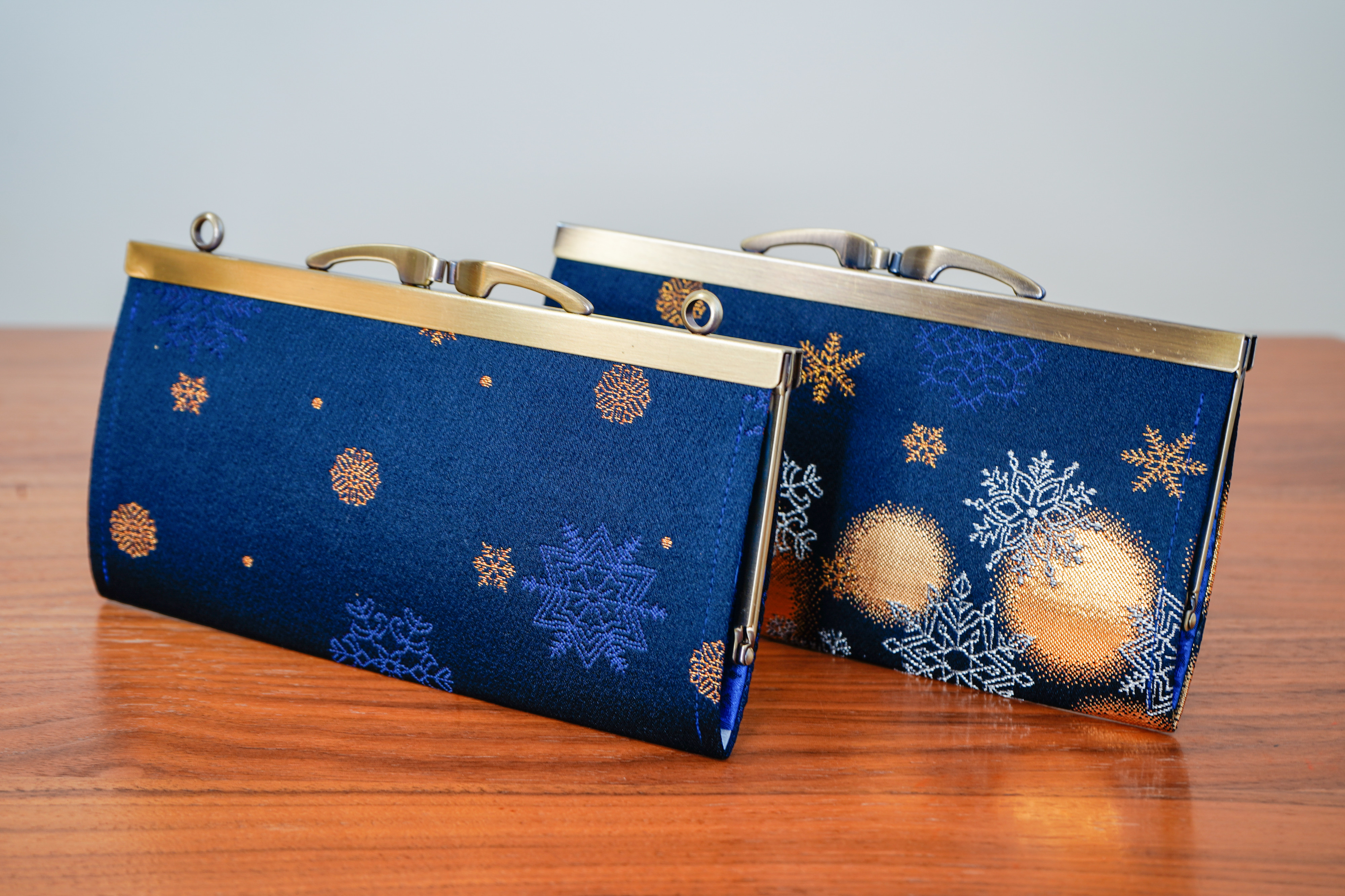 煌めく雪の結晶の金襴織物で薄型長財布＊輝く夜空の星に舞う雪＊ネイビーブルー・濃紺