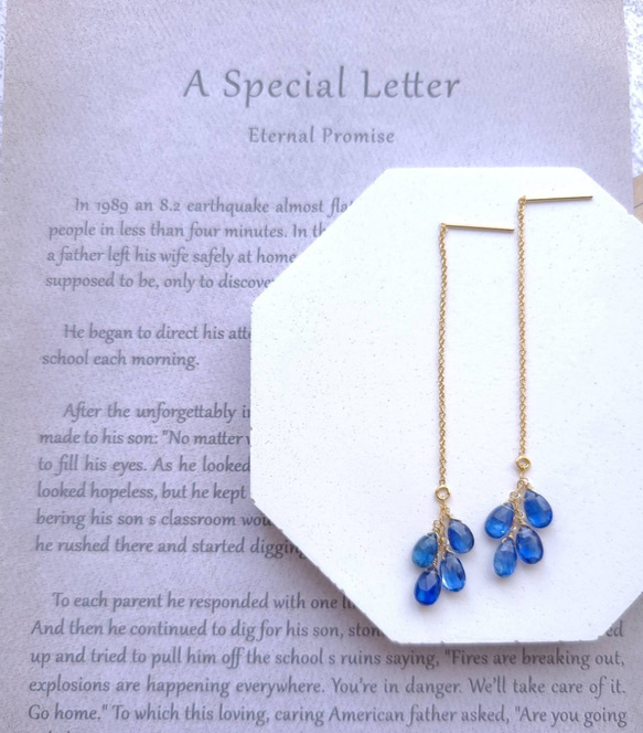 462 14kgf宝石質ブルートパーズピアス　カイヤナイトムーンストーンチャーム ○ブルー カイヤナイト/グレームーンストーン フックピアス 18k