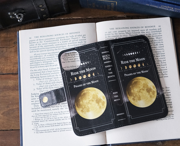 月の事柄が描かれた本のような手帳型スマホケース "RIDE THE MOON" iPhoneケース 全機種対応 6枚目の画像