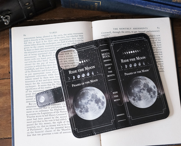 月の事柄が描かれた本のような手帳型スマホケース "RIDE THE MOON" iPhoneケース 全機種対応 4枚目の画像