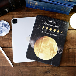 架空の洋書、月の事柄が描かれた "RIDE THE MOON" iPadケース 1枚目の画像