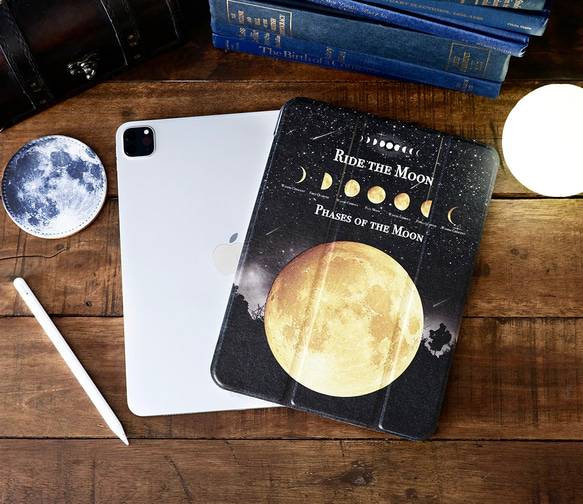 架空の洋書、月の事柄が描かれた "RIDE THE MOON" iPadケース 1枚目の画像