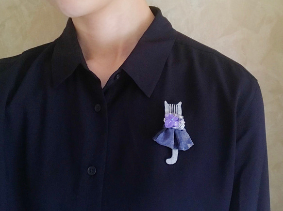 一点物【せなかねこブローチ】ブルー×ビーズワンピースの猫ちゃん（フェルト・刺繍・パール・青・キラキラ・春夏） 4枚目の画像