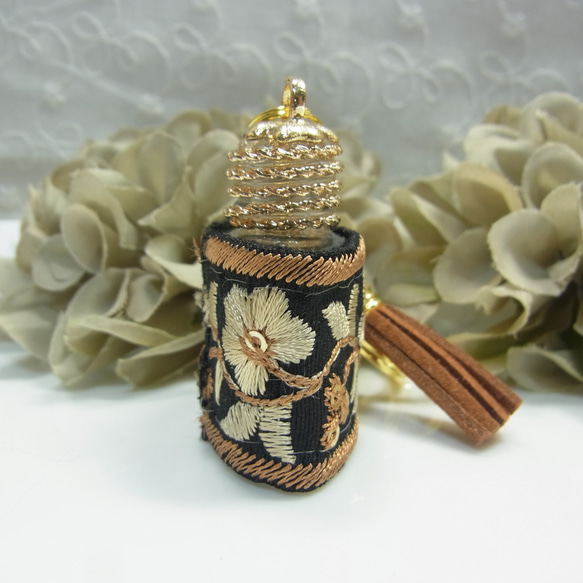 キーホルダー バックチャーム香水瓶 インド刺繡プチギフトブラック 4枚目の画像