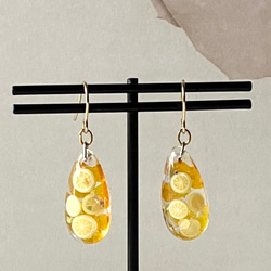 レモンのイヤリング／ピアス　金具変更可　揺れる　アレルギー対応　ゴールド　黄色　ドロップ　檸檬　レジン　 2枚目の画像
