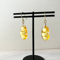 レモンのイヤリング／ピアス　金具変更可　揺れる　アレルギー対応　ゴールド　黄色　ドロップ　檸檬　レジン　 3枚目の画像