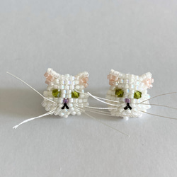 毛長猫　白猫タイプ ビーズ刺繍ピアス 6枚目の画像