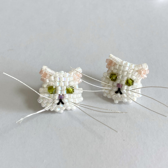 毛長猫　白猫タイプ ビーズ刺繍ピアス 4枚目の画像