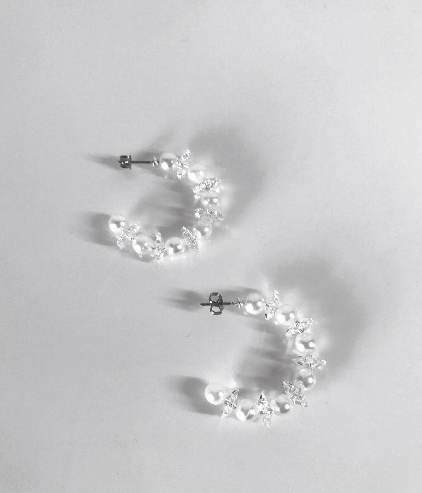 あこや真珠と花（クリスタルガラス）のチタンフープピアス　アレルギー対応