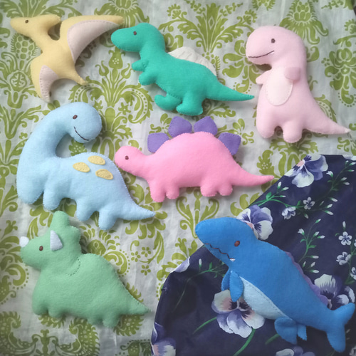 ブラキオサウルス 水色 ベビーブルー 小さい 恐竜 ストラップ フェルト