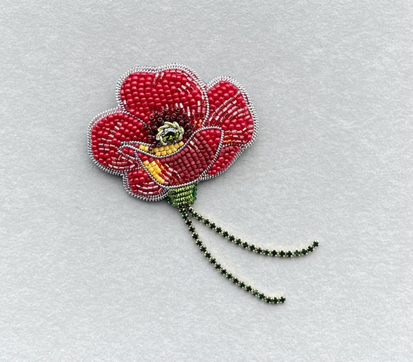 ビーズ刺繍のブローチ　-チャーミングなお花ポピー- red flower 3枚目の画像