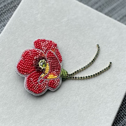 ビーズ刺繍のブローチ　-チャーミングなお花ポピー- red flower 4枚目の画像