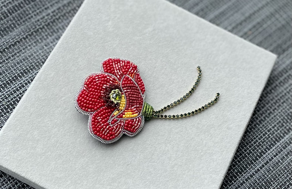 ビーズ刺繍のブローチ　-チャーミングなお花ポピー- red flower 4枚目の画像