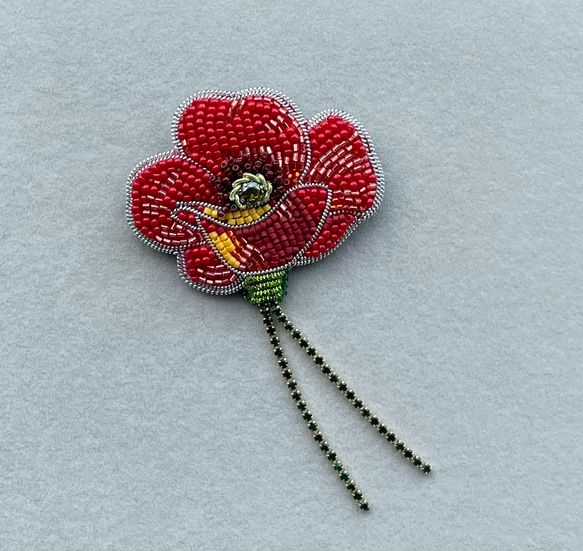ビーズ刺繍のブローチ　-チャーミングなお花ポピー- red flower 2枚目の画像