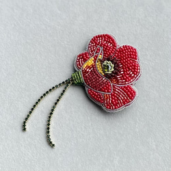 ビーズ刺繍のブローチ　-チャーミングなお花ポピー- red flower 5枚目の画像