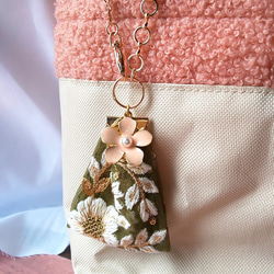 グリーンの花模様のインド刺繍タッセルのバッグチャーム 2枚目の画像